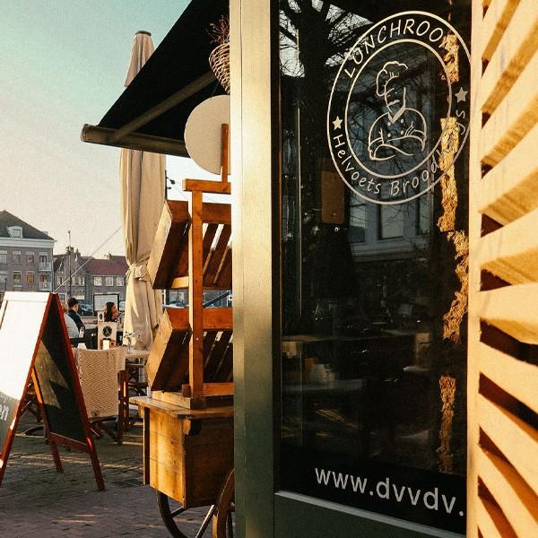 gezellig terras van helvoets broodhuys in de avondzon