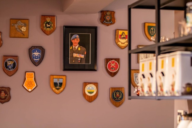 interieur van het majoortje met collectie missieschildjes