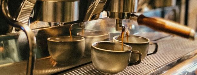 verse koffie wordt gezet bij helvoets broodhuys