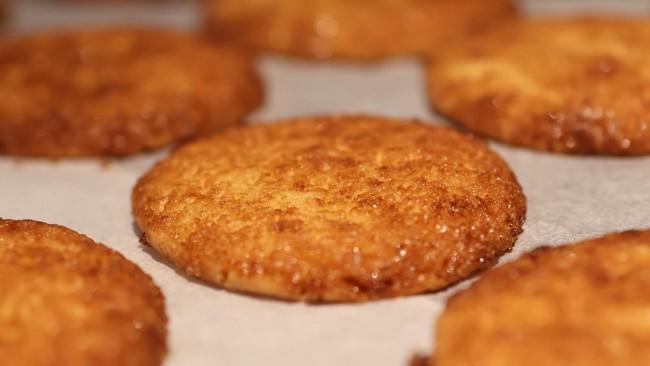 versgebakken koeken uit de oven bij helvoets broodhuys