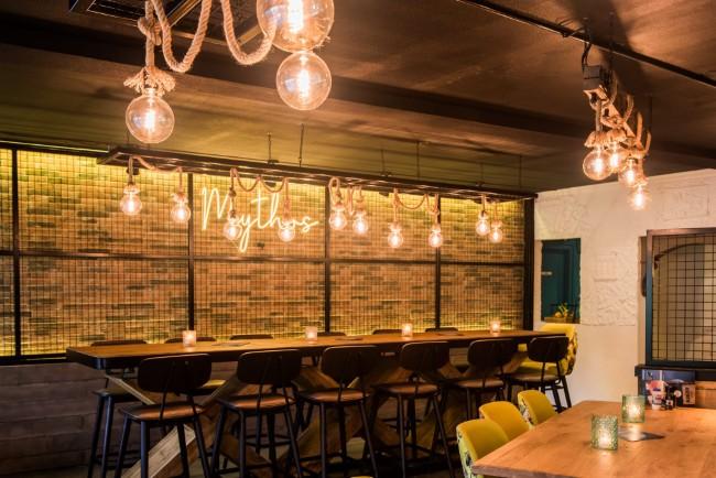 bar en zitgedeelte met verlichting bij mythos
