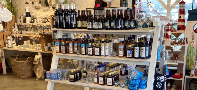cadeauwinkel interieur met flessen en souvenirs