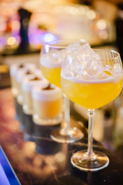 cocktails en shots op bar feestelijke drankjes