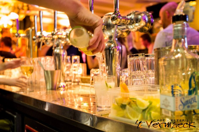 cocktails worden gemaakt aan de bar met vers fruit