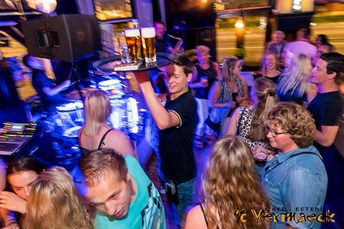 drukke dansvloer met mensen die feesten in cafe