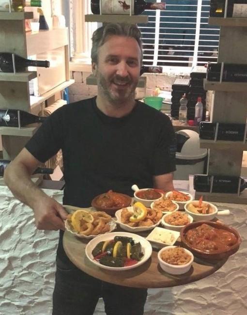 gast met grieks meze plateau in restaurant mythos someren