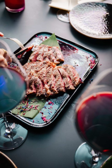 gegrilde steak op plank met wijn glazen