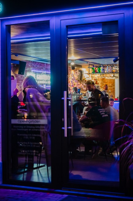 gezellige bar avond mensen binnenkijken gastro club someren