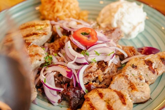 griekse schotel met vlees ui en rijst