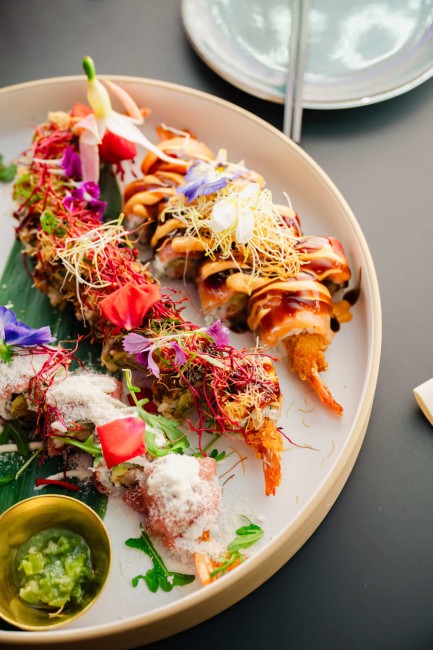 luxe sushi garnalen rolletjes met saus en bloemen