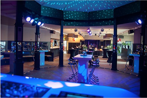 moderne feestzaal met verlichting en statafels