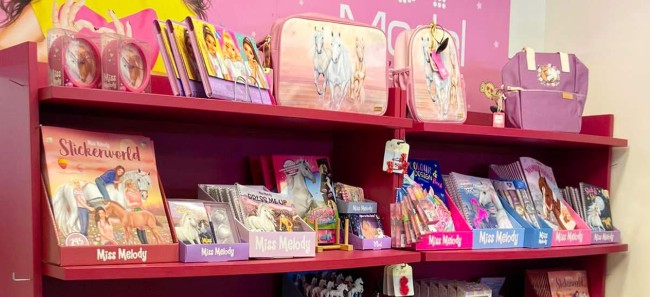 speelgoedwinkel roze schap met kindercadeaus