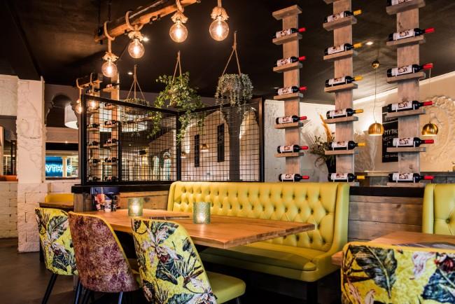 stijlvol interieur mythos met wijnrekken en zitplaatsen