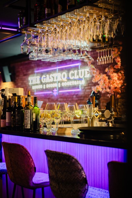 stijlvolle bar met glazen en flessen gastro club