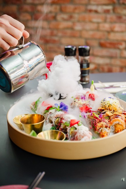 sushi plank met droogijs presentatie culinair