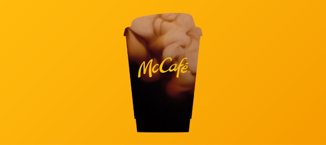 verfrissende ijskoffie van mccafe met romige swirl in transparante beker