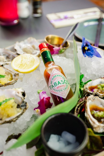 verse oesters op ijs met citroen en tabasco