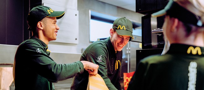 vriendelijke mcdonalds medewerkers bereiden bestelling in moderne keuken