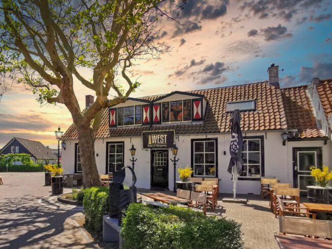 De gevel van Bistro West, een historisch pand in Burg-Haamstede