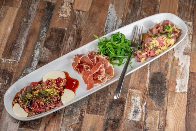 Sappige ribeye steak gegrild op lavastenen bij Bistro West