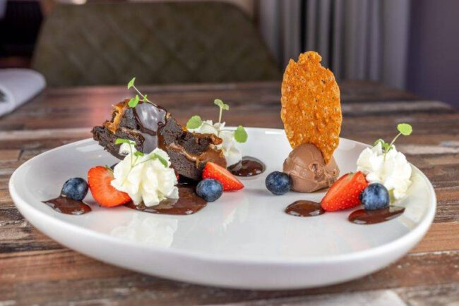 Diverse gerechten geserveerd bij Bistro West, met verse ingrediu00ebnten