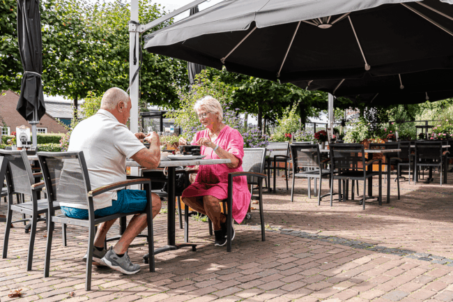 Terras van Spijs & IJs met zitplaatsen en buitenomgeving