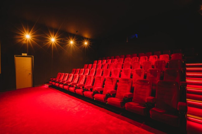 bioscoopzaal rode stoelen cinemaxx