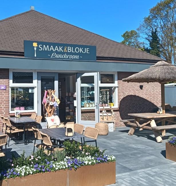 buitenkant lunchroom smaak en blokje met terras en bloemen