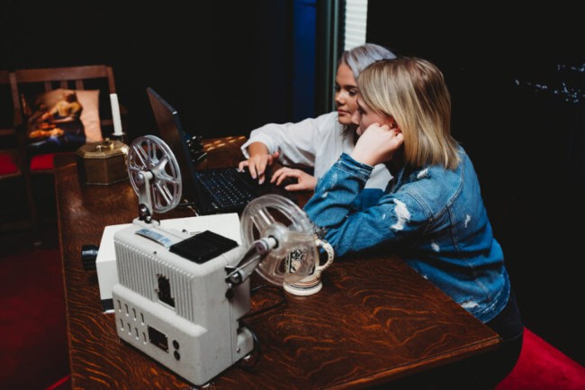 escape room samen puzzelen filmprojector