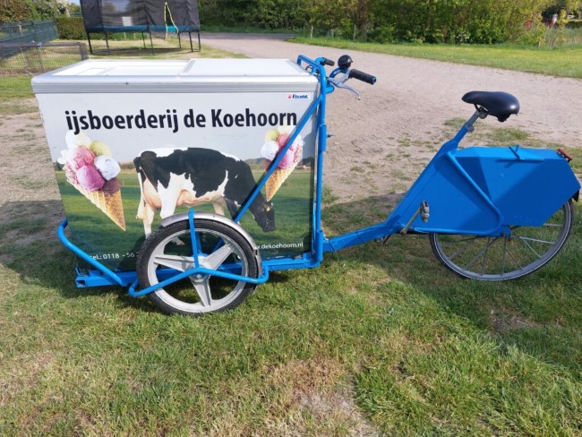 ijsfiets van ijsboerderij de koehoorn op het platteland