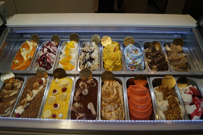 ijsvitrine met verschillende smaken bij de koehoorn