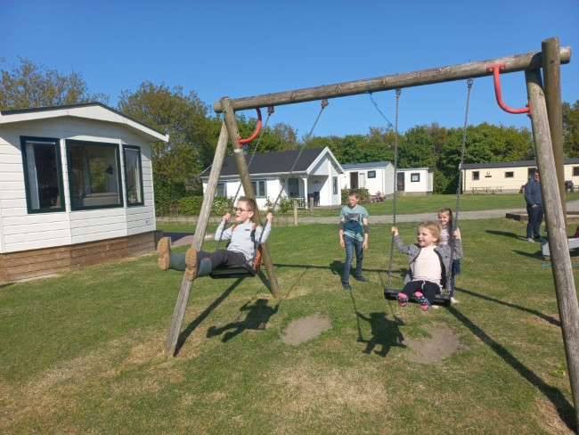 kinderen speeltuin schommels camping zeeland