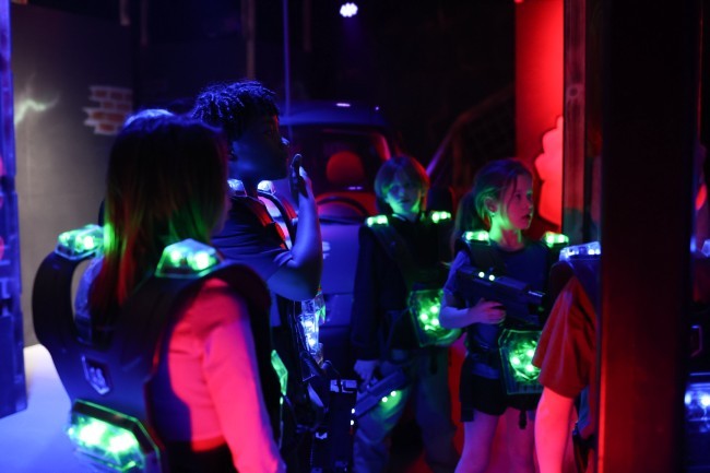 kinderen spelen lasergame in een spannende arena