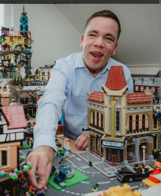 man speelt met lego stad in speelgoedwinkel of lunchroom