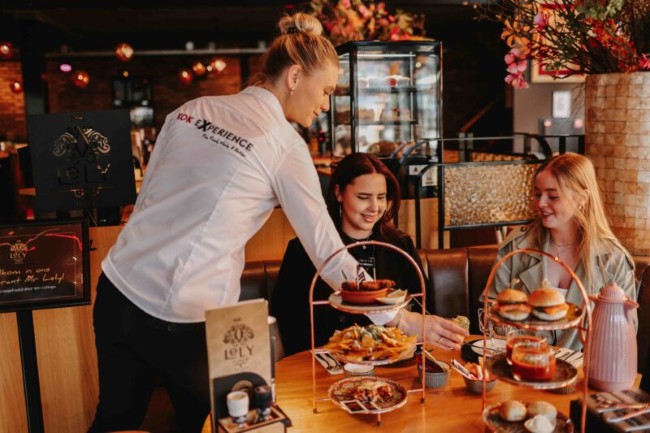 restaurant bediening burgers diner kok experience