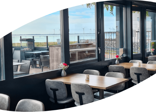 restaurant interieur uitzicht zee windmolens