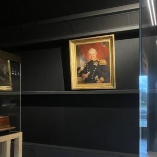 schilderij van militair in uniform tentoongesteld in modern museum interieur