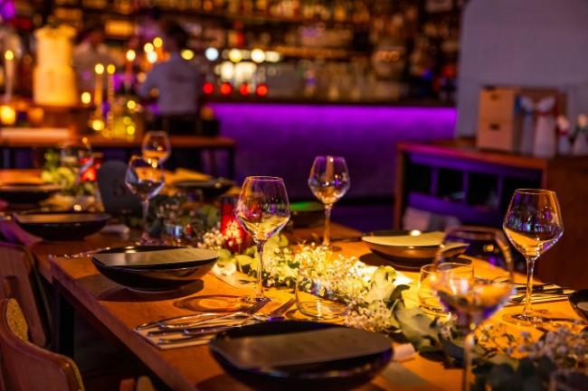 sfeervol gedekte tafel voor een gezellig diner by kok experience harderwyk