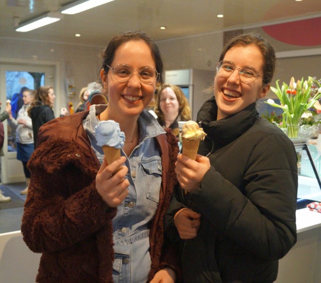 twee vrouwen genieten van ijs in ijssalon de koehoorn