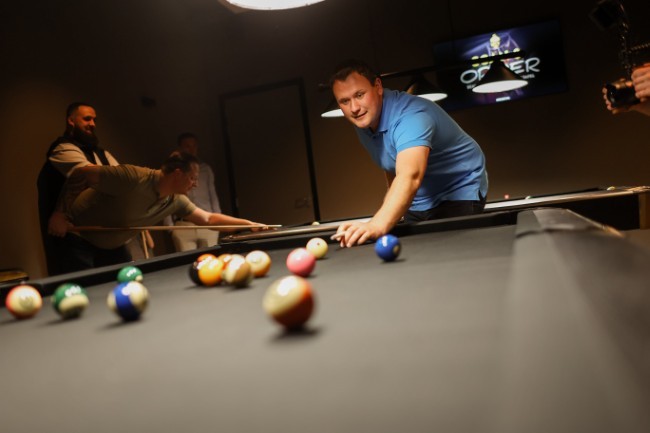 vrienden spelen een potje pool by kok experience harderwyk