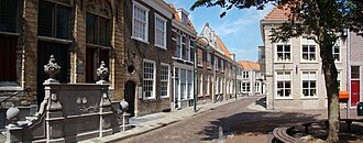 Sfeervolle straat met historische gebouwen en een rustige ambiance, perfect voor een ontspannen wandeling.