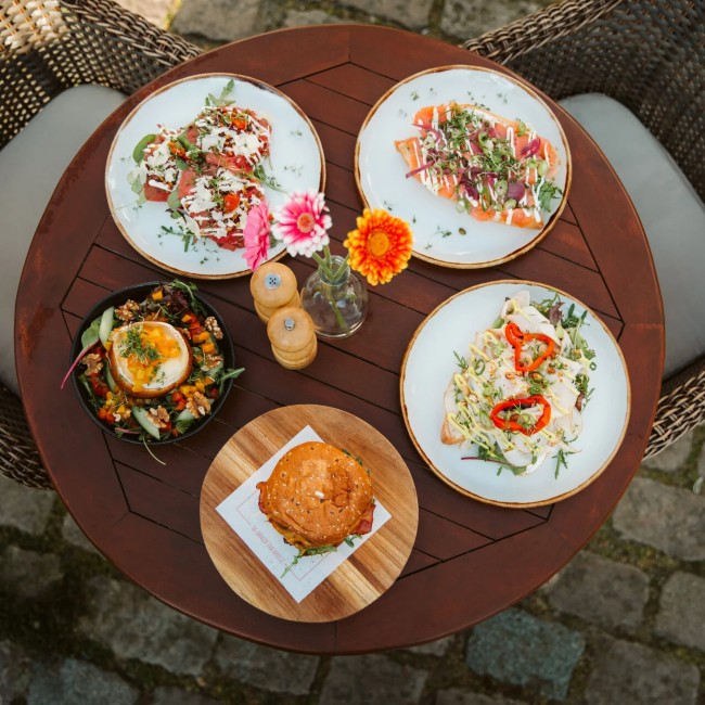 culinaire gerechten op tafel bij de smaeck van brielle