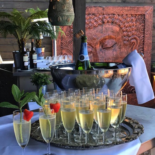 feestelijke champagneglazen klaar voor evenement bij beachclub perrys