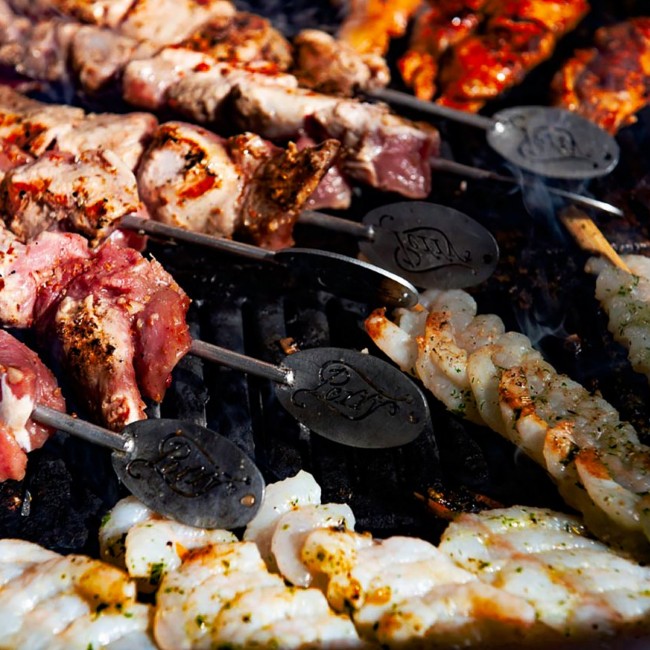 gegrilde vleesspiezen en garnalen van de barbecue bij beachclub perrys