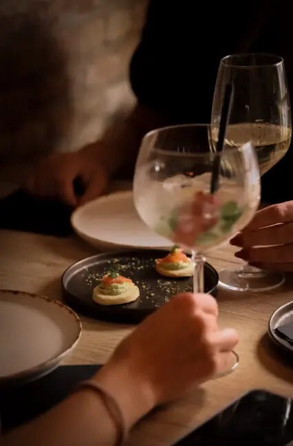 genieten van amuses en wijn bij kaai 23 in brielle