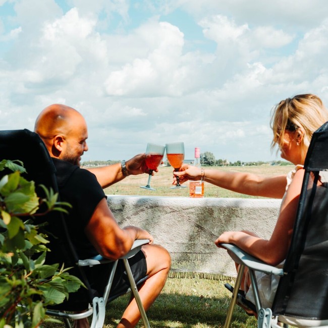 Geniet van een ontspannen moment met een drankje in de hand, omringd door de natuur op Camping Den Molinshoeve.