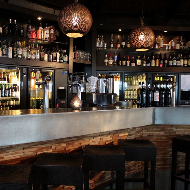 gezellige bar met uitgebreid assortiment dranken bij beachclub perrys