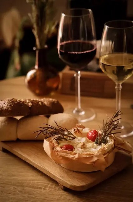 hartige taart met wijn op tafel bij kaai 23 in brielle