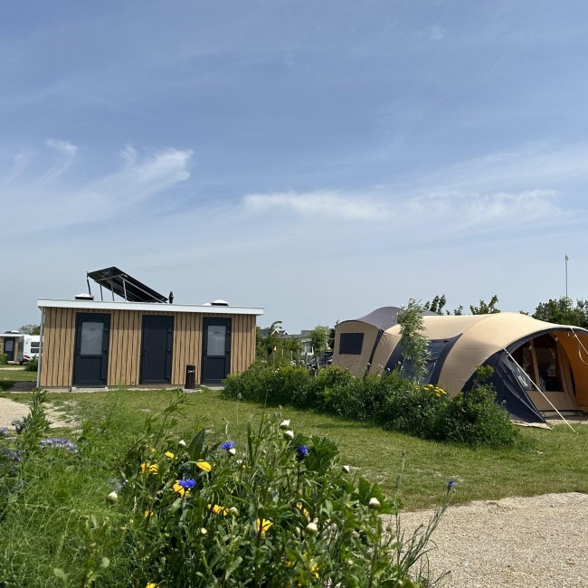 kampeerplaats met luxe sanitair en tent op camping zonneweelde