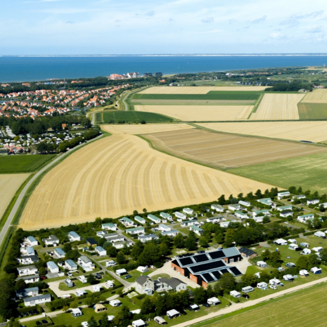 luchtfoto van camping den molinshoeve vlak bij zee en uitgestrekte polders